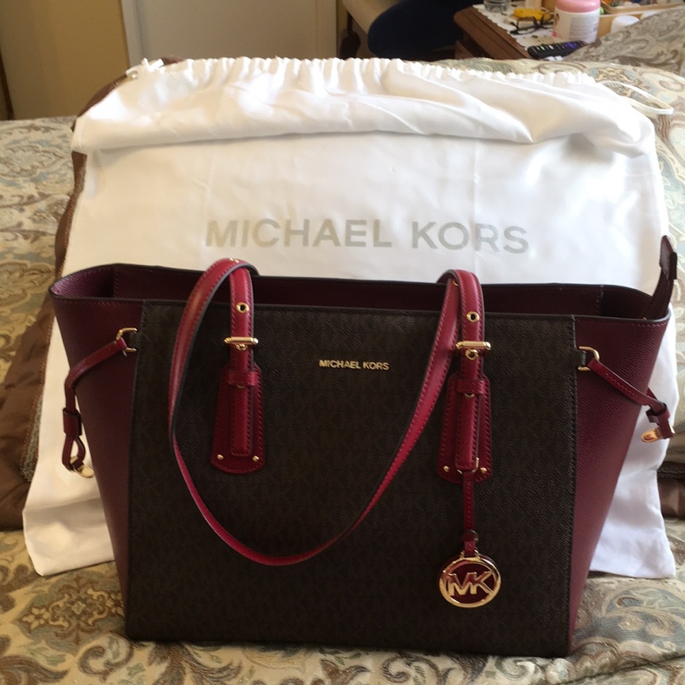 Brand new Michael kors adorable hand bag